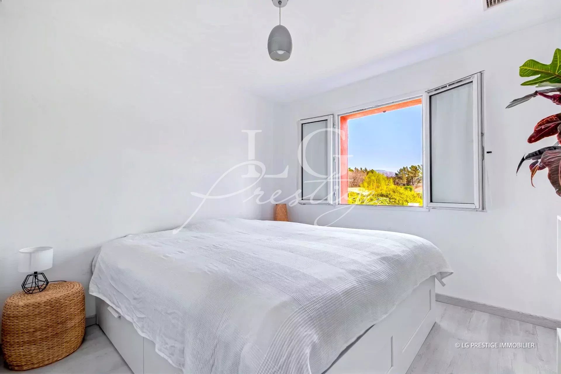Chambre lumineuse dans une villa à Callian Chambre lumineuse avec lit double et fenêtre donnant sur la nature.