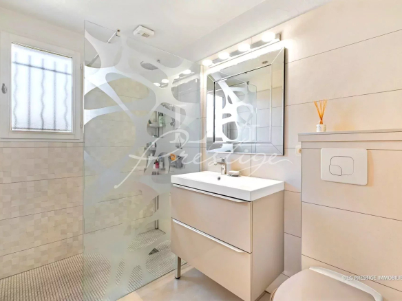 Salle de bain moderne avec douche et meuble lavabo, éclairage LED.