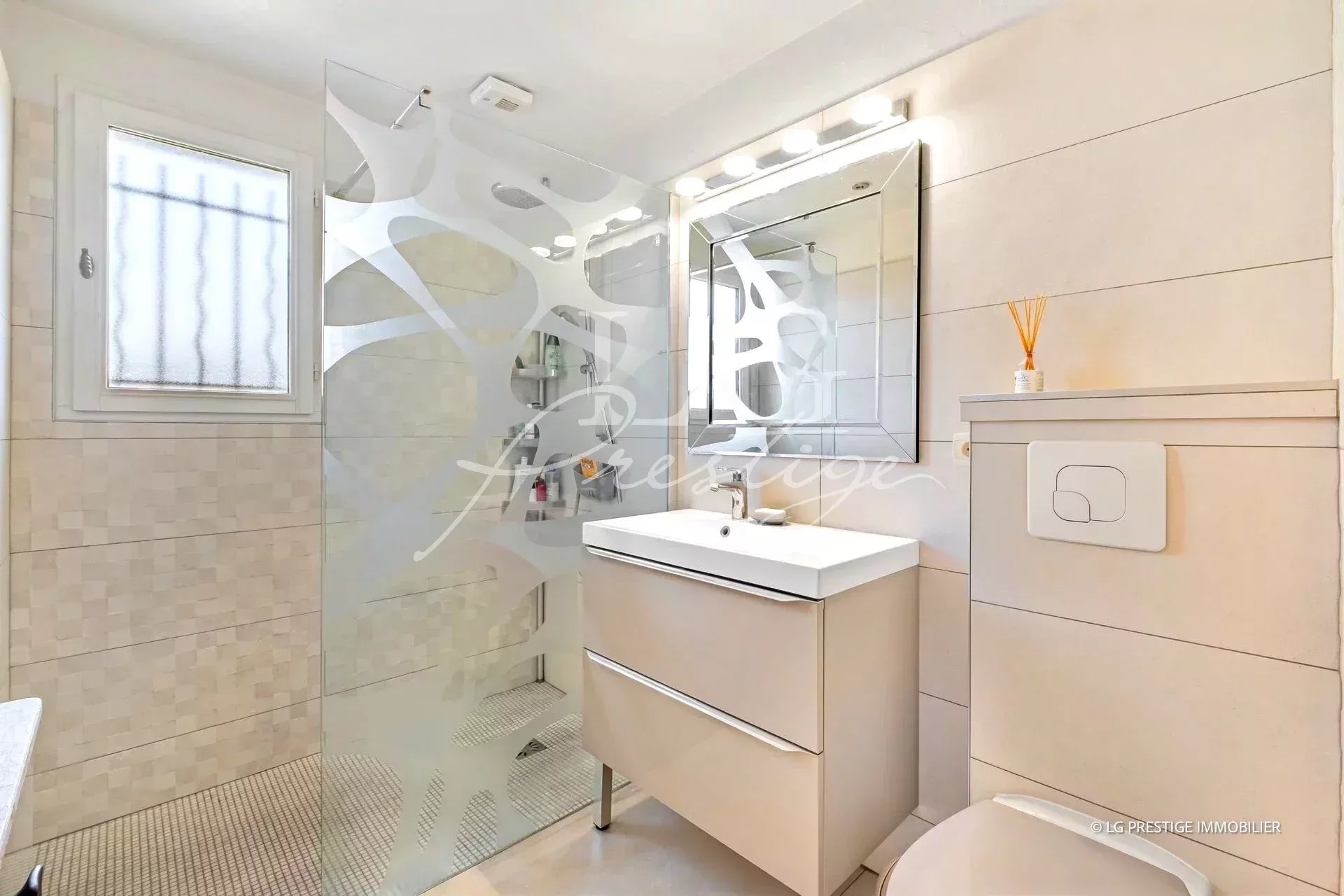 Salle de bain moderne Salle de bain moderne avec douche et meuble lavabo, éclairage LED.