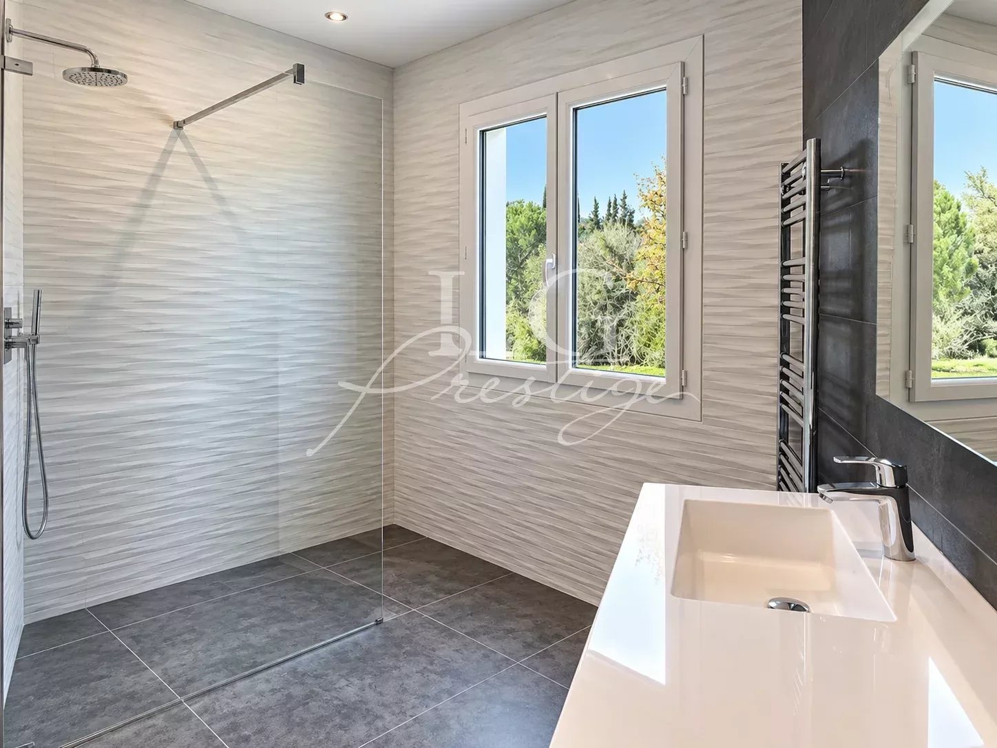 Contemporary bathroom Modern bathroom with walk-in shower and sink, natural light
