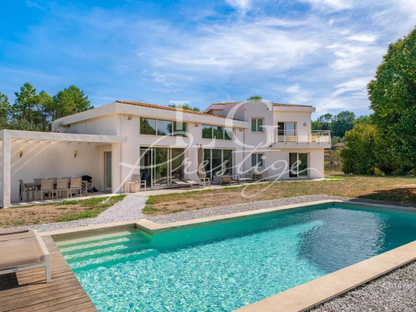 Contemporary villa of 223 m² with swimming pool in Montauroux, unobstructed view of nature.