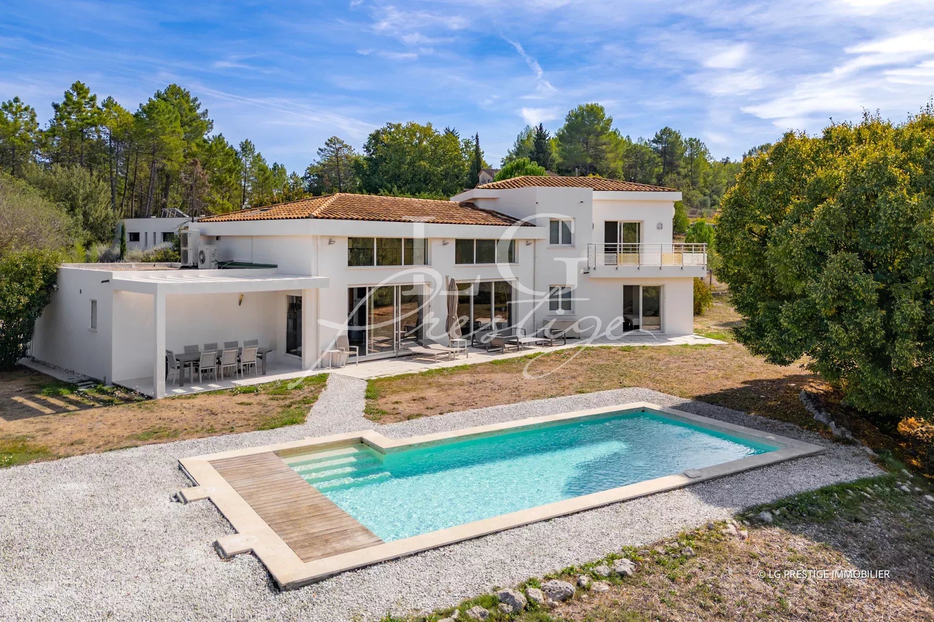 Contemporary villa in Montauroux Contemporary villa of 223 m² with swimming pool in Montauroux, surrounded by greenery.