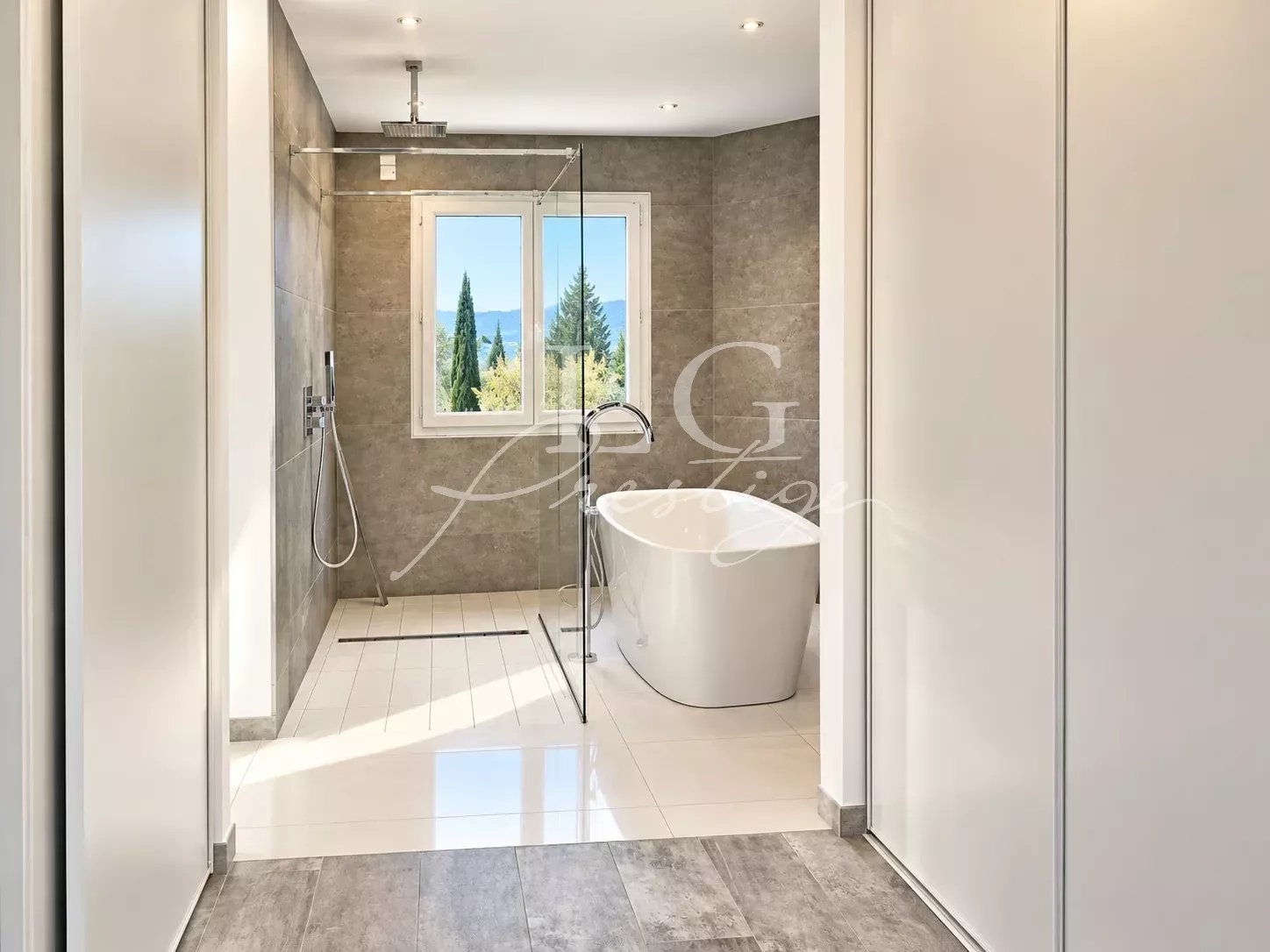 Contemporary bathroom Modern bathroom with bath and shower, view of the surrounding nature.