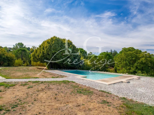 Contemporary villa with swimming pool and garden in Montauroux, unobstructed views of nature.