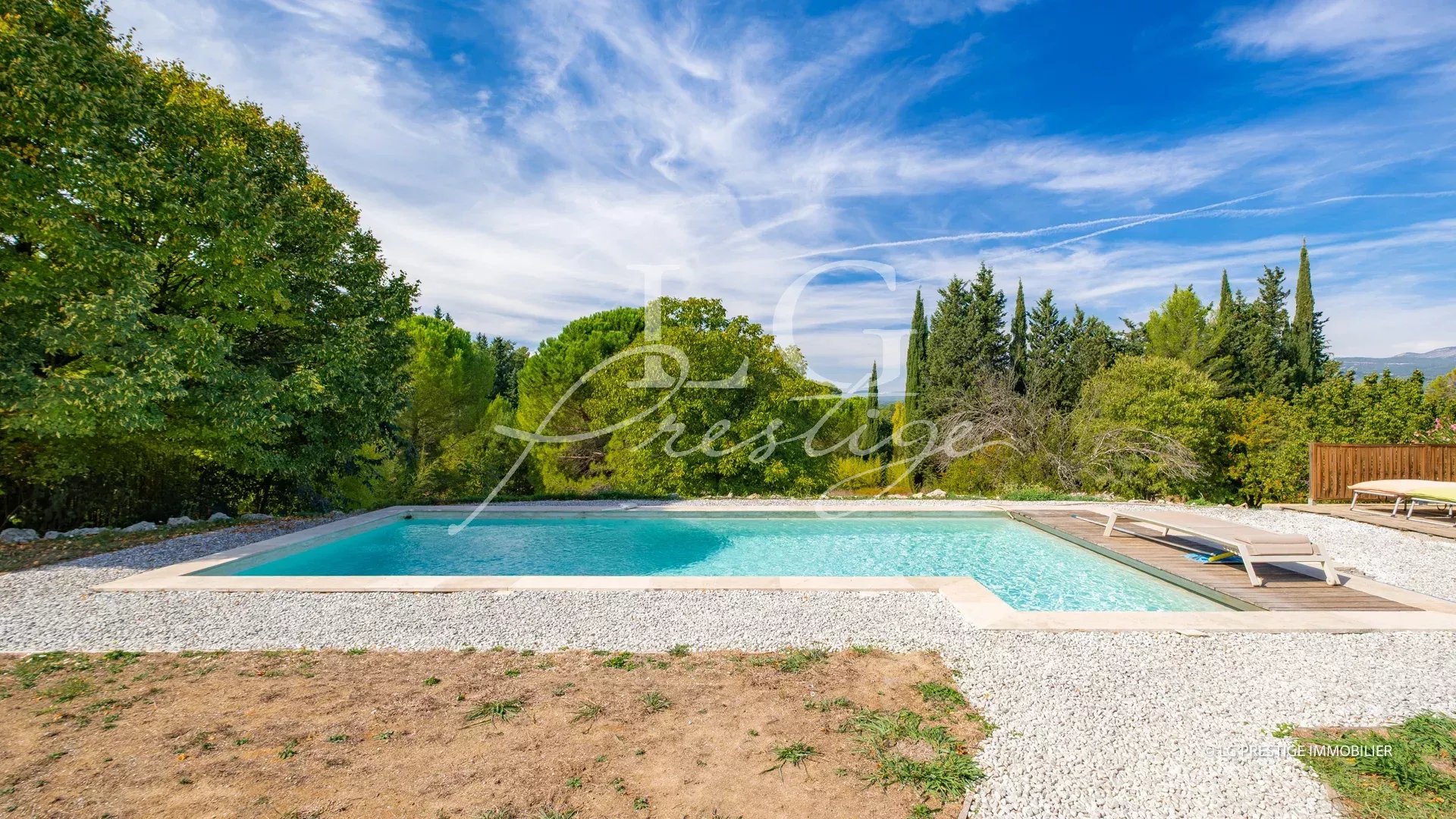 Contemporary villa with swimming pool in Montauroux View from the swimming pool of a contemporary villa in Montauroux, surrounded by greenery.