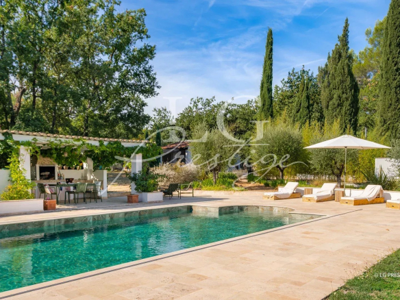 Propriété provençale avec piscine et espace extérieur à Fayence, entourée d'arbres et de verdure.