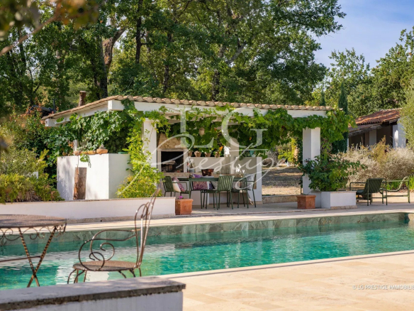 Propriété provençale avec piscine et terrasse à Fayence, entourée de verdure.