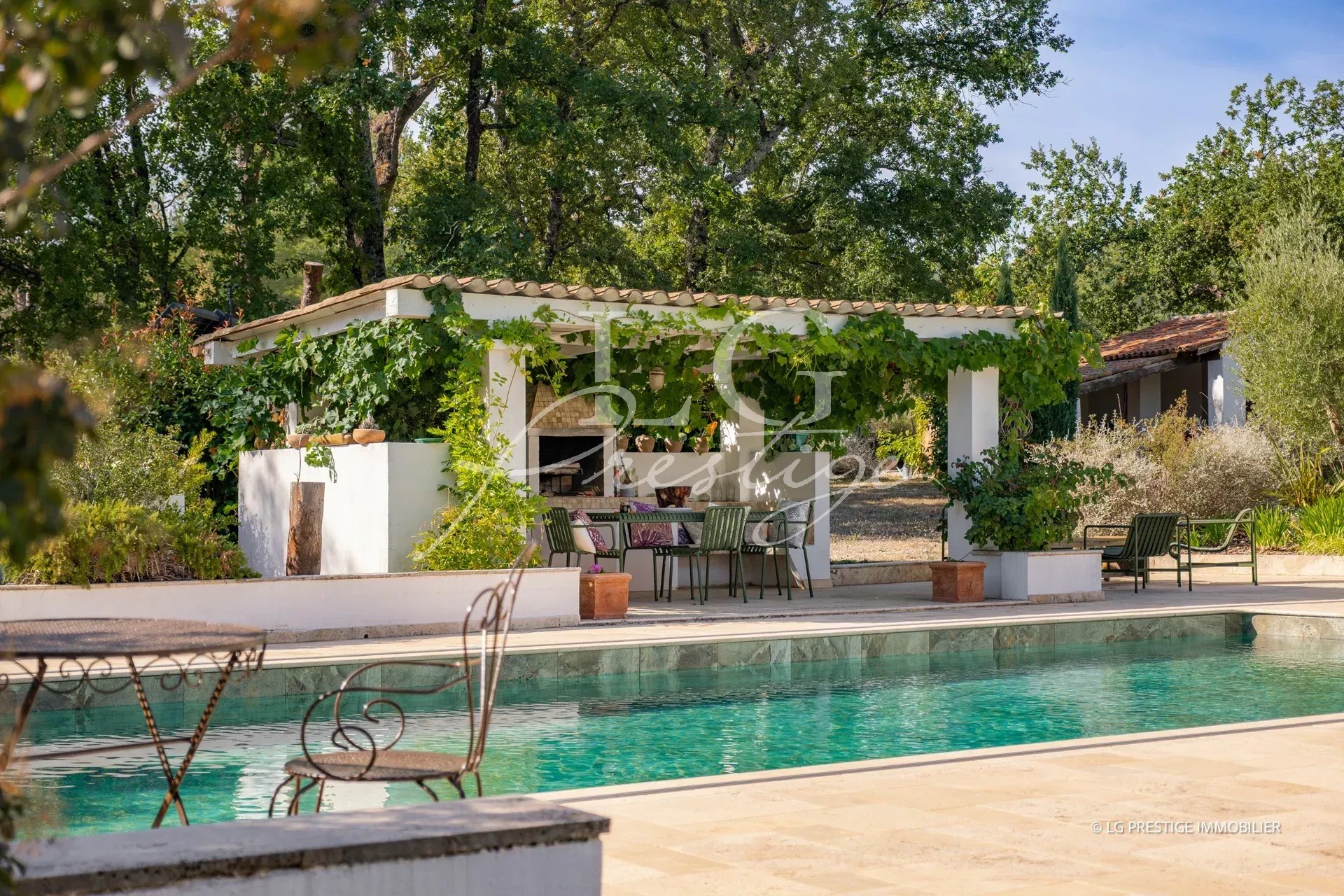Propriété provençale avec piscine et terrasse à Fayence, entourée de verdure.