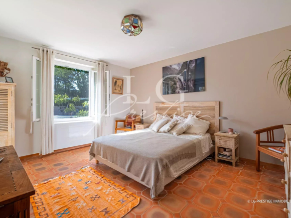 Chambre d'une propriété provençale à Fayence, avec lit double et décoration chaleureuse.