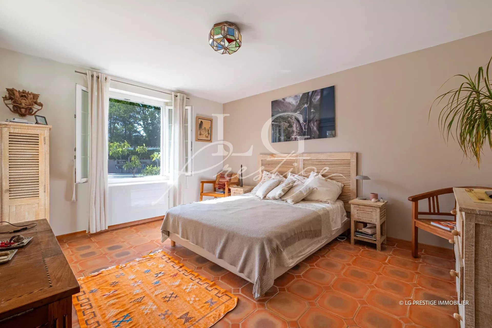 Chambre d'une propriété provençale à Fayence, avec lit double et décoration chaleureuse.