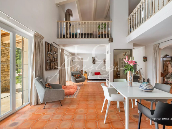 Intérieur d'une propriété provençale avec séjour spacieux et cuisine, Fayence.