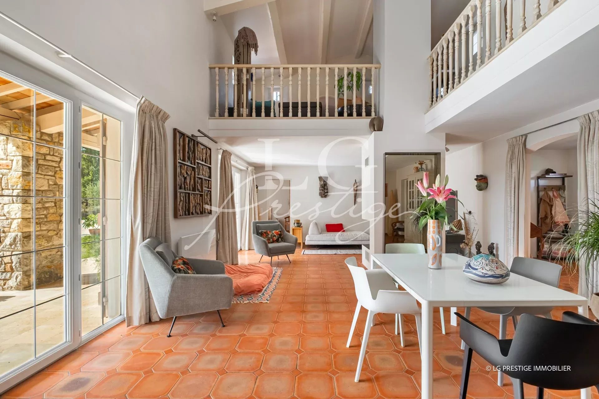 Intérieur d'une propriété provençale avec séjour spacieux et cuisine, Fayence.
