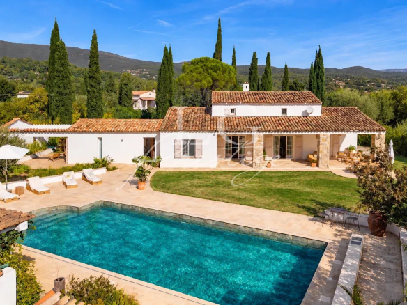 Propriété provençale avec piscine et jardin à Fayence, vue sur les collines.