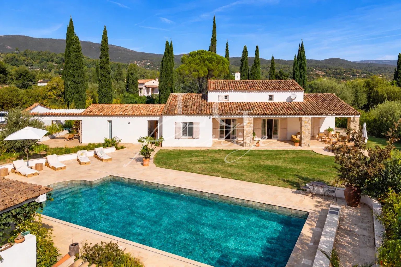 Propriété provençale avec piscine et jardin à Fayence, vue sur les collines.
