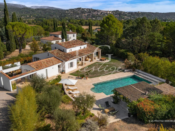 Propriété provençale avec piscine et jardin à Fayence, vue aérienne.