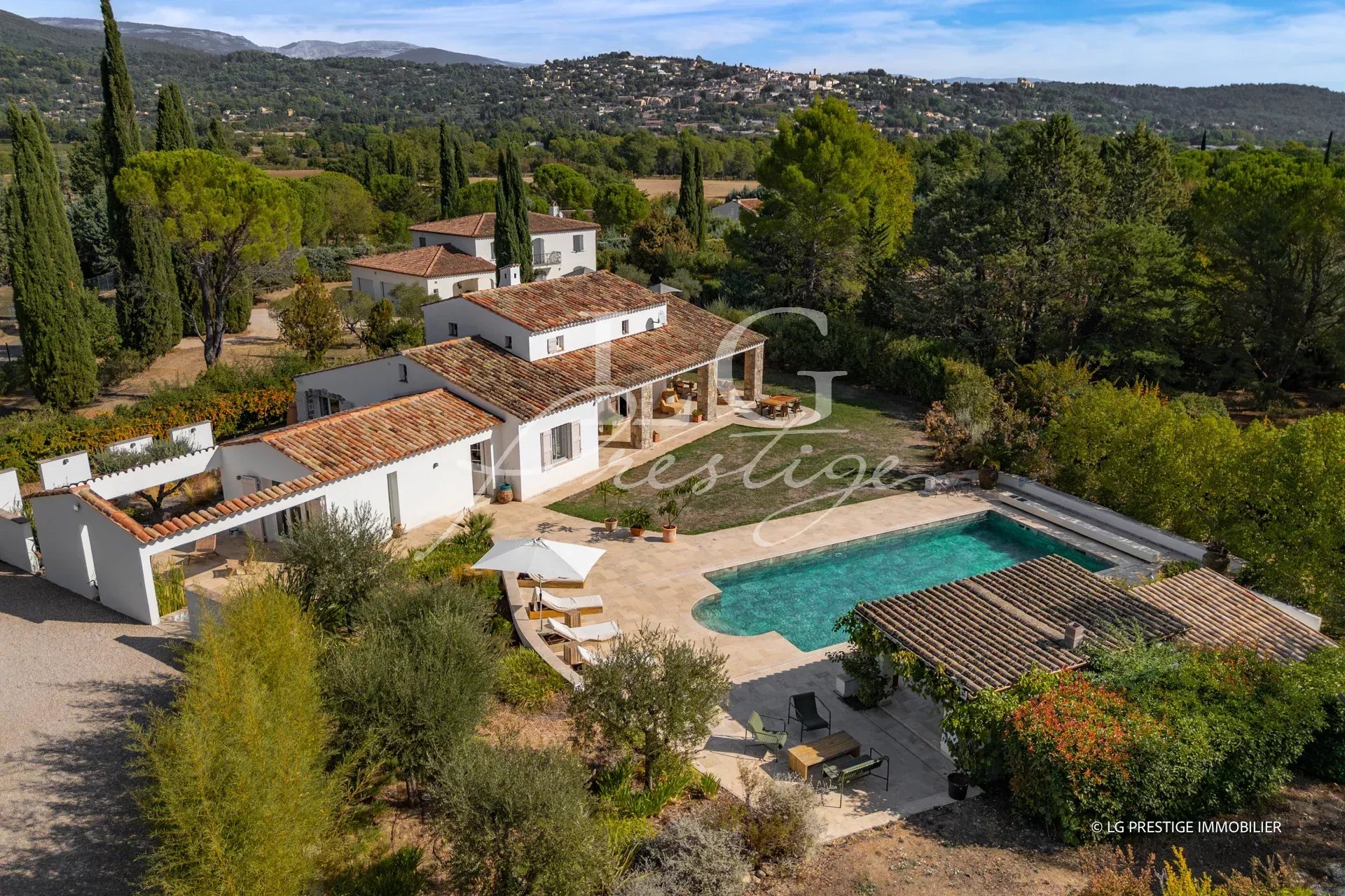 Propriété provençale avec piscine et jardin à Fayence, vue aérienne.