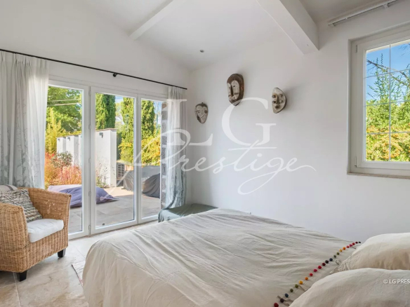 Chambre lumineuse avec accès à l'extérieur dans une propriété provençale à Fayence.