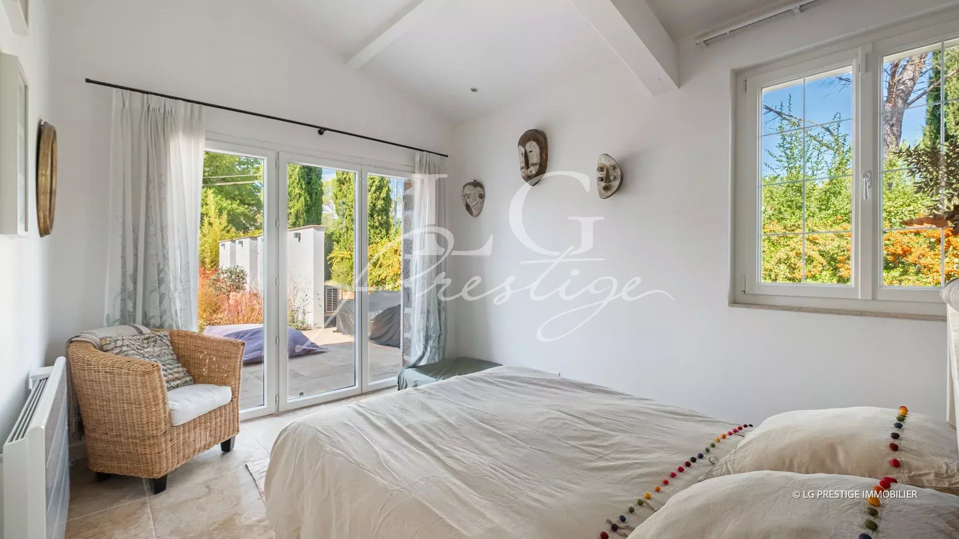 Chambre lumineuse avec accès à l'extérieur dans une propriété provençale à Fayence.