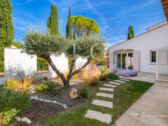 Propriété provençale avec jardin et arbres, située à Fayence, Provence.