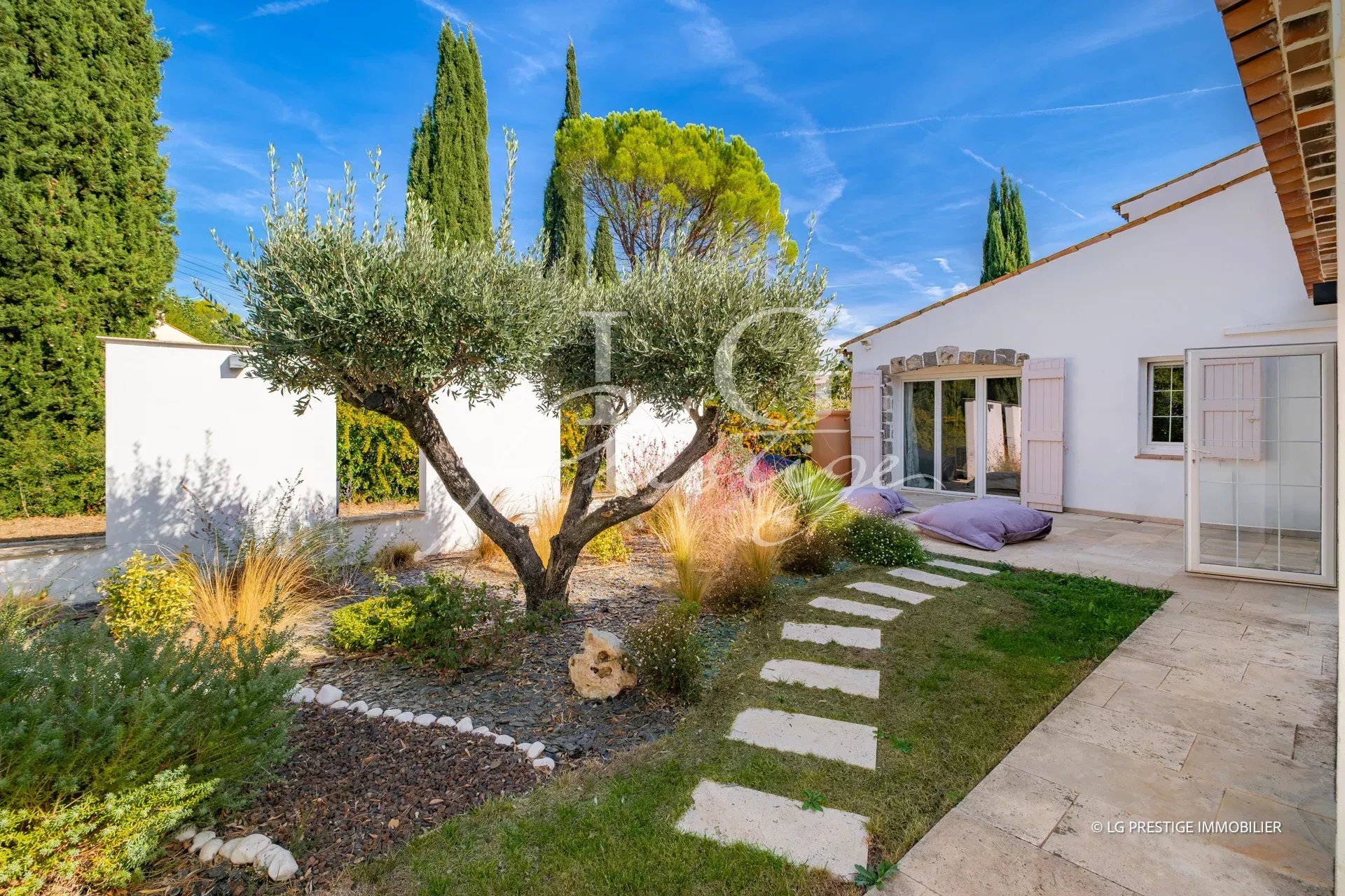 Propriété provençale avec jardin et arbres, située à Fayence, Provence.