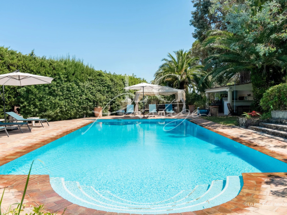 Piscine entourée de verdure dans une villa à Mandelieu-la-Napoule.
