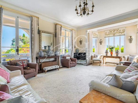 Intérieur d'une villa à Mandelieu-la-Napoule avec salon lumineux et vue sur la mer.