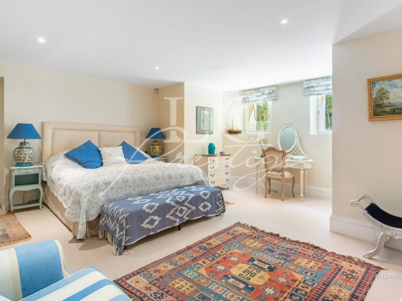 Chambre d'une villa à Mandelieu-la-Napoule, décorée avec goût et lumineuse.
