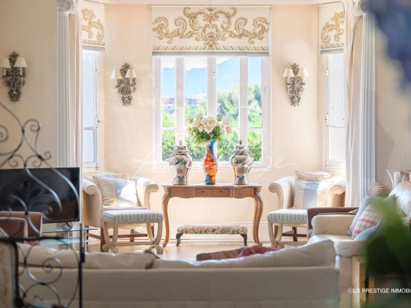 Intérieur lumineux d'une villa de caractère avec vue sur la mer à Mandelieu-la-Napoule.