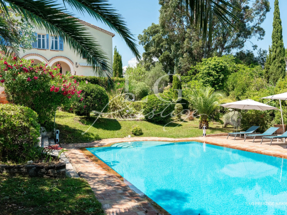 Villa avec piscine et jardin à Mandelieu-la-Napoule, vue sur la mer.