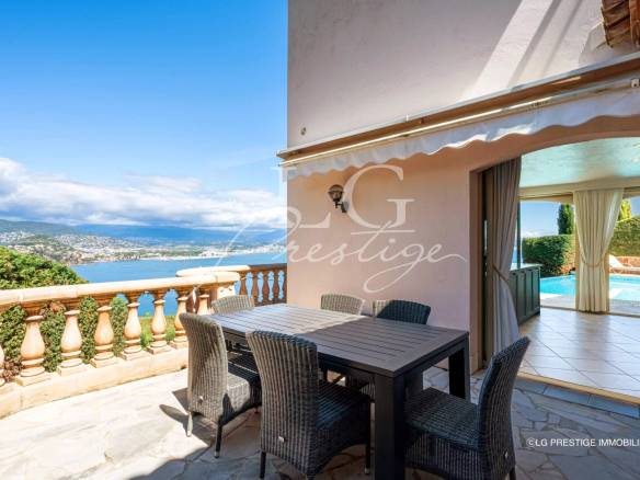 Terrace of a villa in Théoule-sur-Mer with views of the Bay of Cannes and a swimming pool