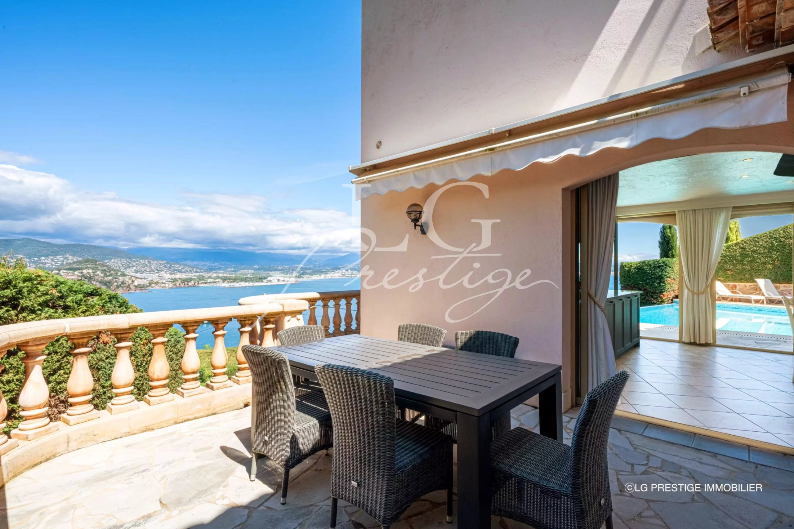 Charming villa in Théoule-sur-Mer Terrace of a villa in Théoule-sur-Mer with views of the Bay of Cannes and a swimming pool