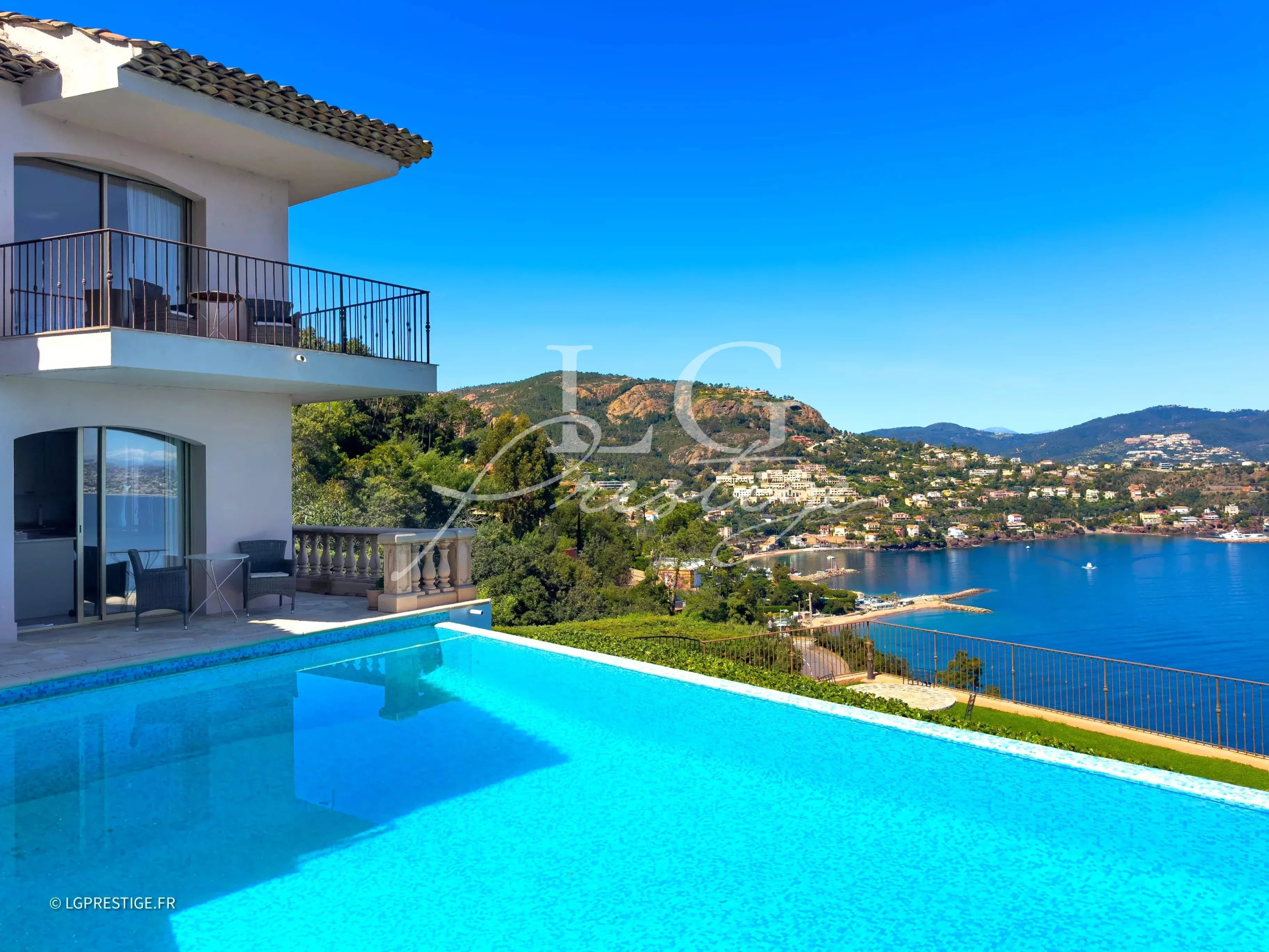 Charming villa in Théoule-sur-Mer Villa with infinity pool and views of the Bay of Cannes in Théoule-sur-Mer.