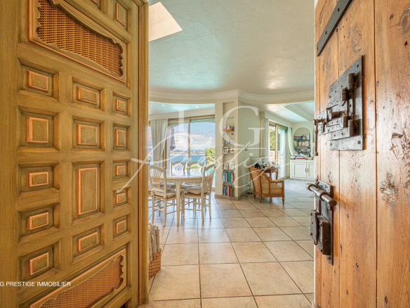 Interior of a villa in Théoule-sur-Mer with a view of the Bay of Cannes.