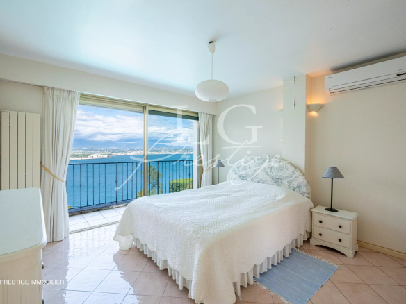 Room in a villa in Théoule-sur-Mer with a view of the sea and the islands.