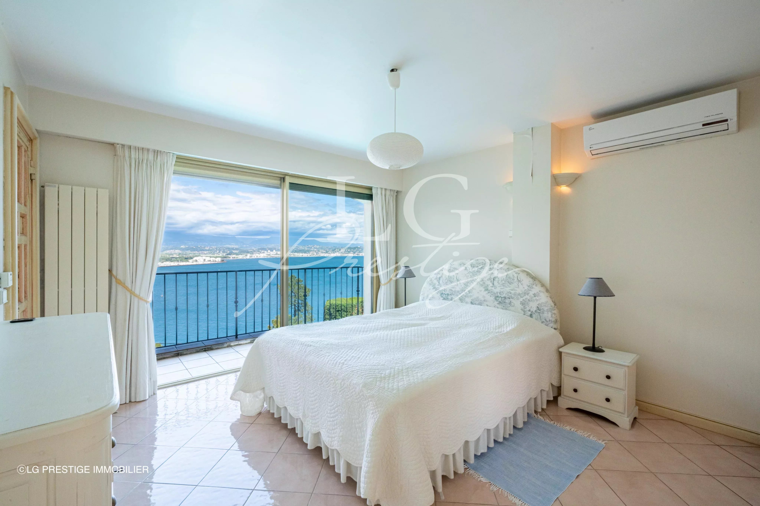 Room with a view in Théoule-sur-Mer Room in a villa in Théoule-sur-Mer with a view of the sea and the islands.