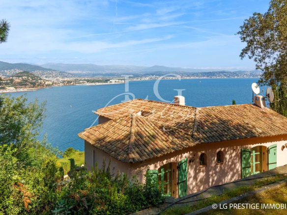 Charming villa with views of the Bay of Cannes and the Lérins Islands in Théoule-sur-Mer.