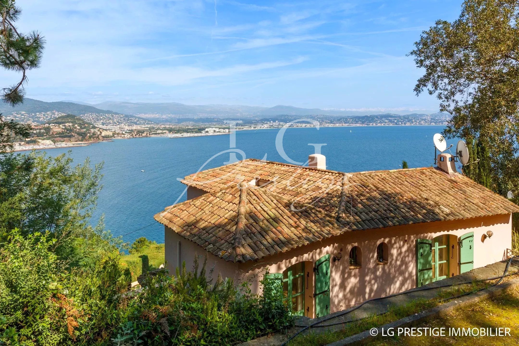 Charming villa in Théoule-sur-Mer Charming villa with views of the Bay of Cannes and the Lérins Islands in Théoule-sur-Mer.