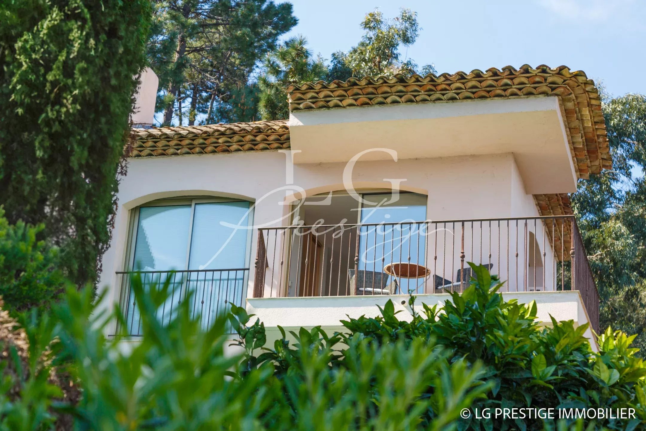 Charming villa in Théoule-sur-Mer Modern villa with balcony in Théoule-sur-Mer, surrounded by greenery.