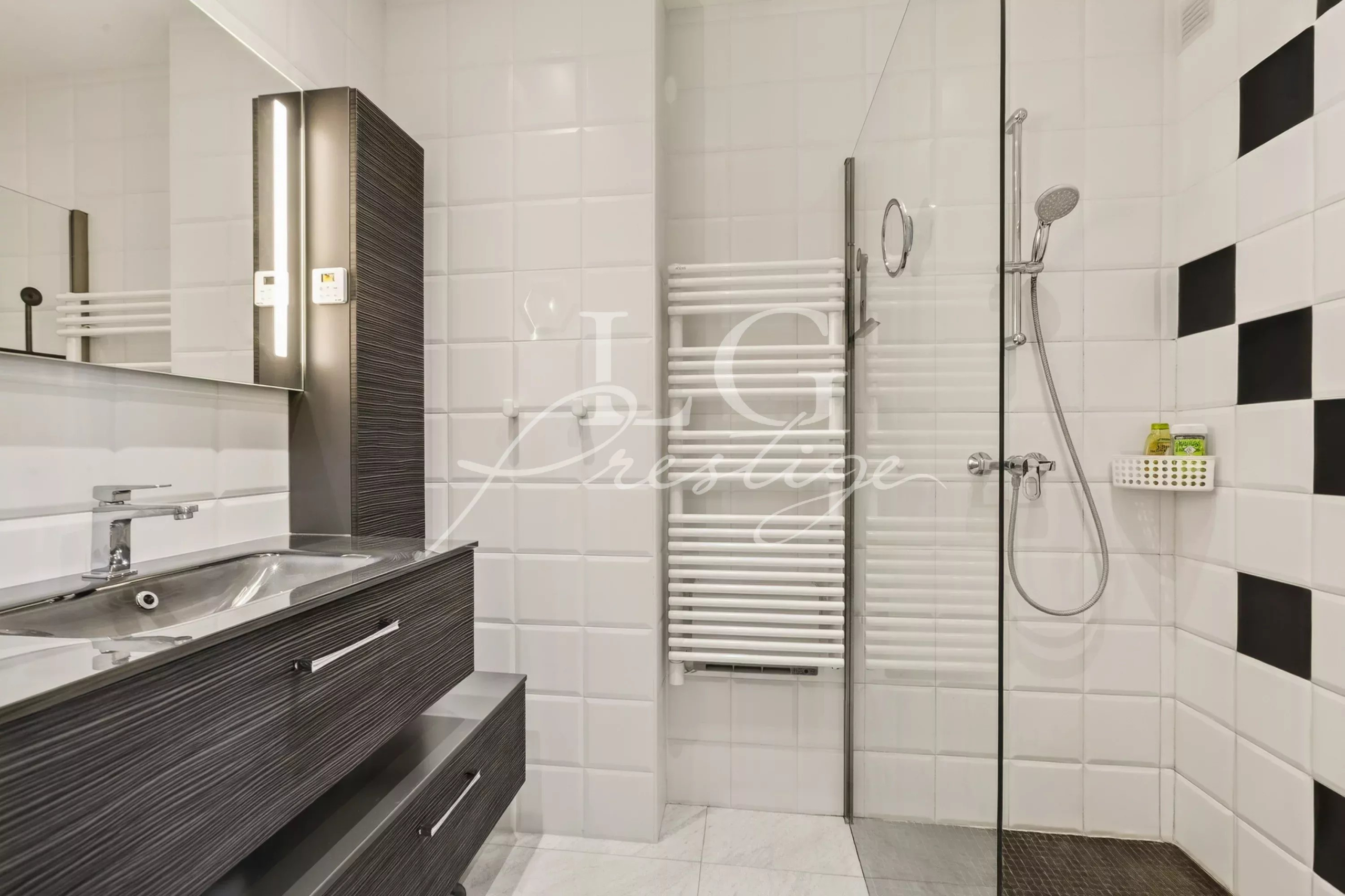 Modern bathroom Modern bathroom with shower and sink in an apartment in Mandelieu-la-Napoule.