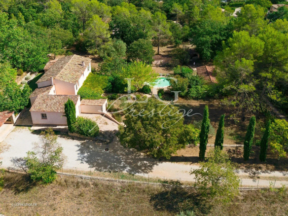 Vue aérienne d'une bastide provençale avec piscine et jardin paysager à Fayence.