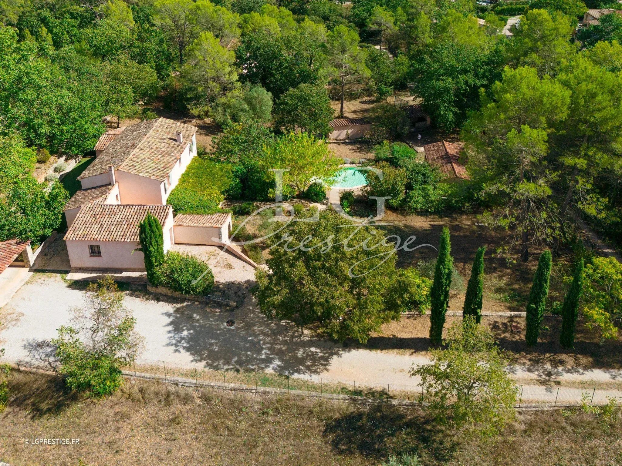Vue aérienne d'une bastide provençale avec piscine et jardin paysager à Fayence.