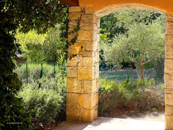Vue d'une bastide provençale avec jardin paysager et piscine, entourée de verdure à Fayence.