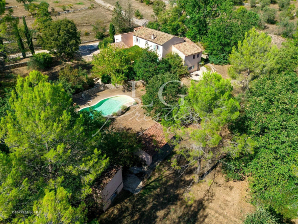 Vue aérienne d'une bastide provençale avec piscine et jardin paysager à Fayence.