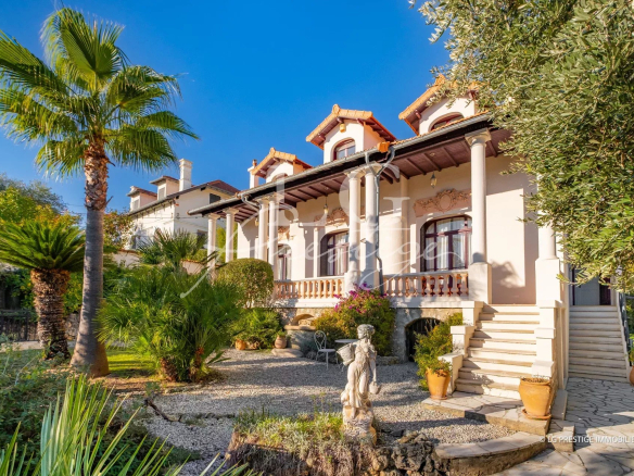 Elegant villa with garden and swimming pool in Cannes, featuring a sophisticated architectural style.