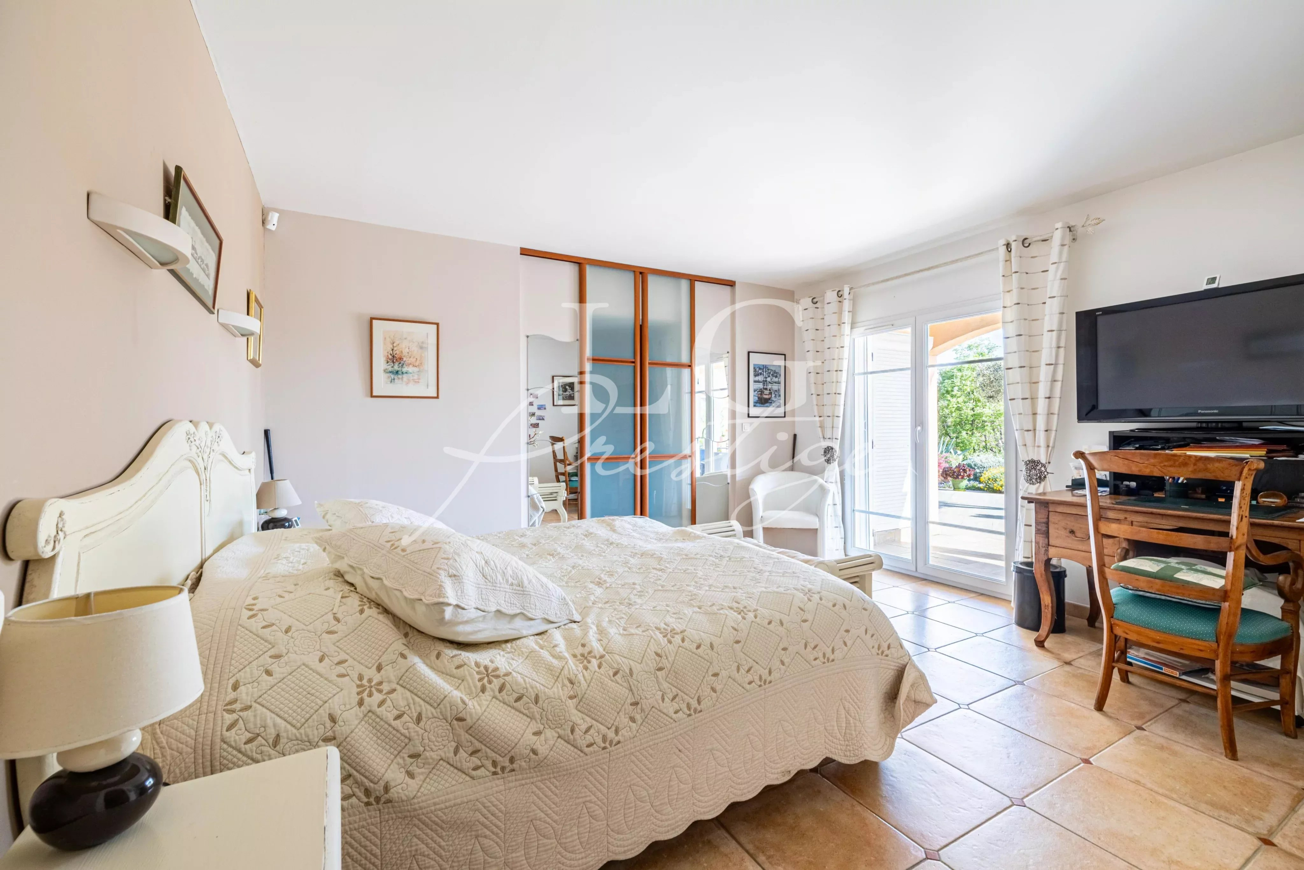 Chambre de villa à Fayence Chambre spacieuse d'une villa avec lit, télévision et accès à l'extérieur.