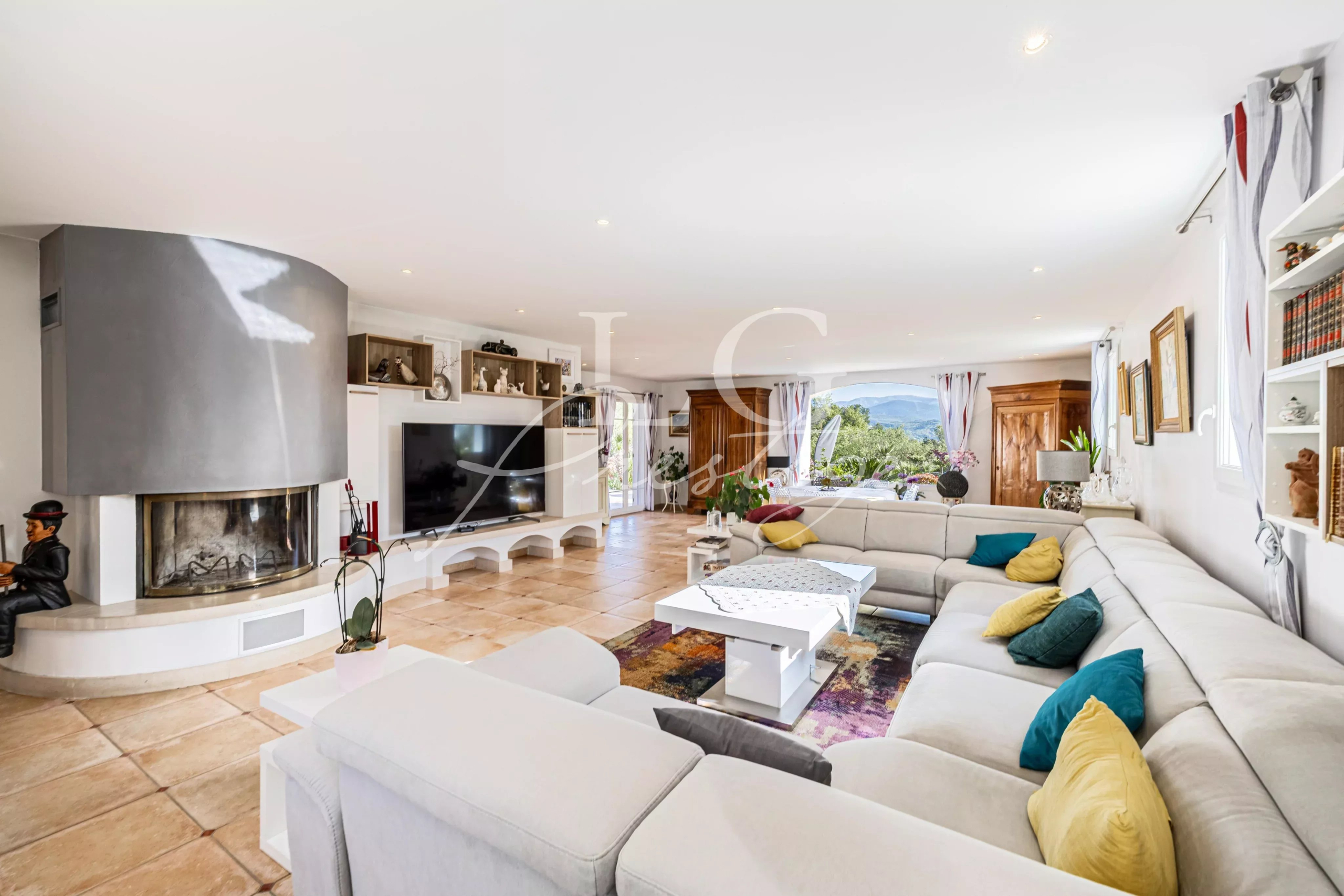Salon d’une villa à Fayence Intérieur d'une villa spacieuse avec un salon lumineux et un coin cheminée.