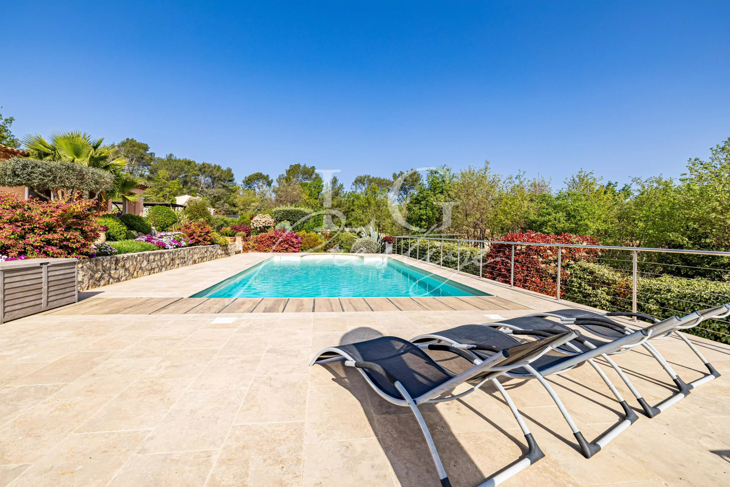 Villa avec piscine à Fayence Piscine d'une villa avec chaises longues et jardin paysagé à Fayence.