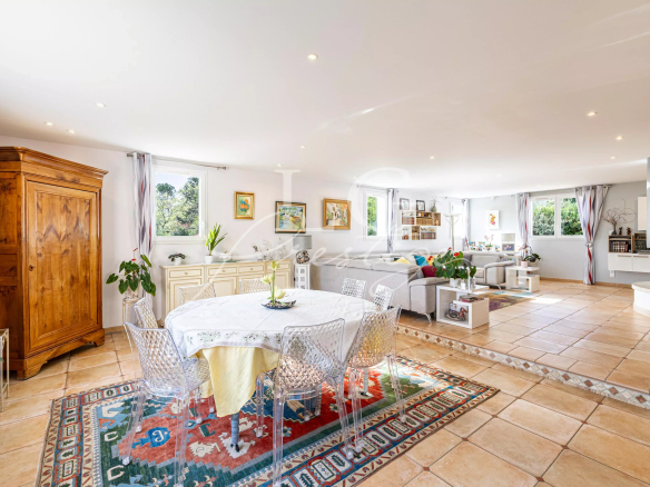 Intérieur d'une villa spacieuse avec salle à manger et salon lumineux à Fayence.