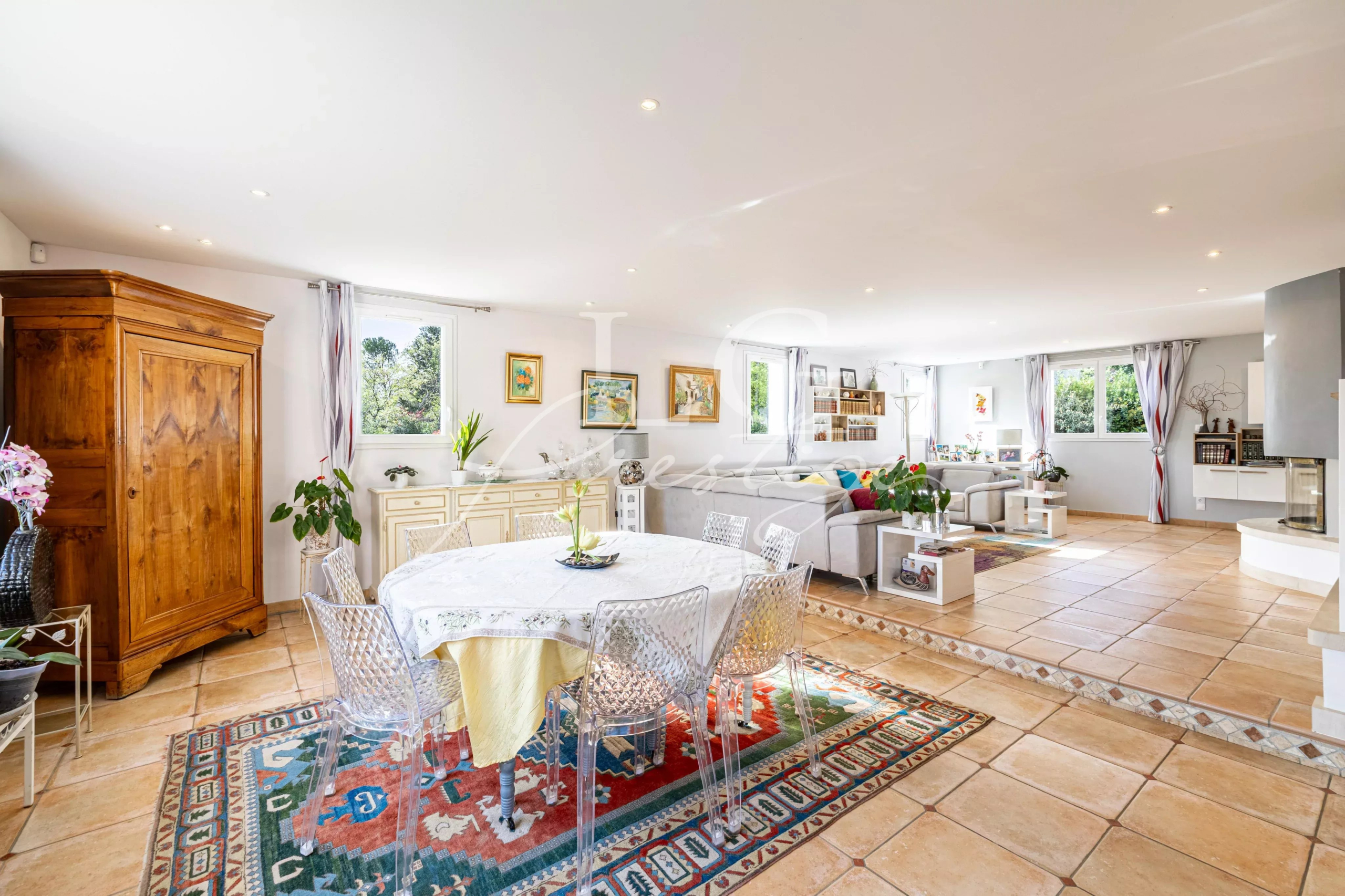 Intérieur d’une villa à Fayence Intérieur d'une villa spacieuse avec salle à manger et salon lumineux à Fayence.