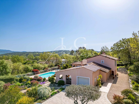 Vue aérienne d'une villa avec piscine et jardin paysagé à Fayence.